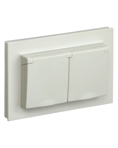 Розетка 2-местная с з/к РСбш12-3-44-БрКр бежевый BRITE (BR-R26-16-44-K10-F). Розетка с заземлением с защитными шторками и крышкой в сборе. IEK в Химках